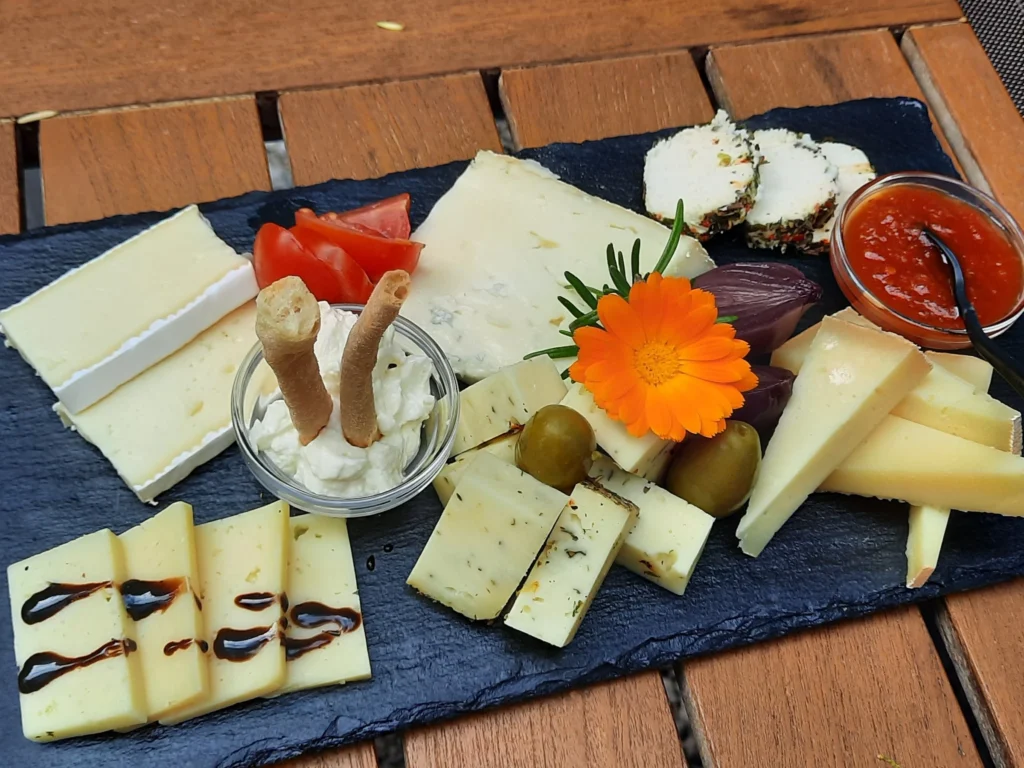 Das Käsebrett passt hervorragend zum Wein.