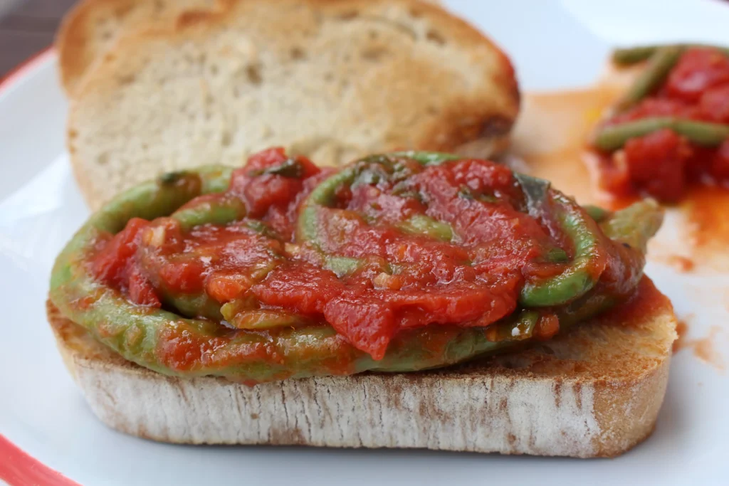 Fagioli di Sant'Anna al Pomodoro auf Weißbrot