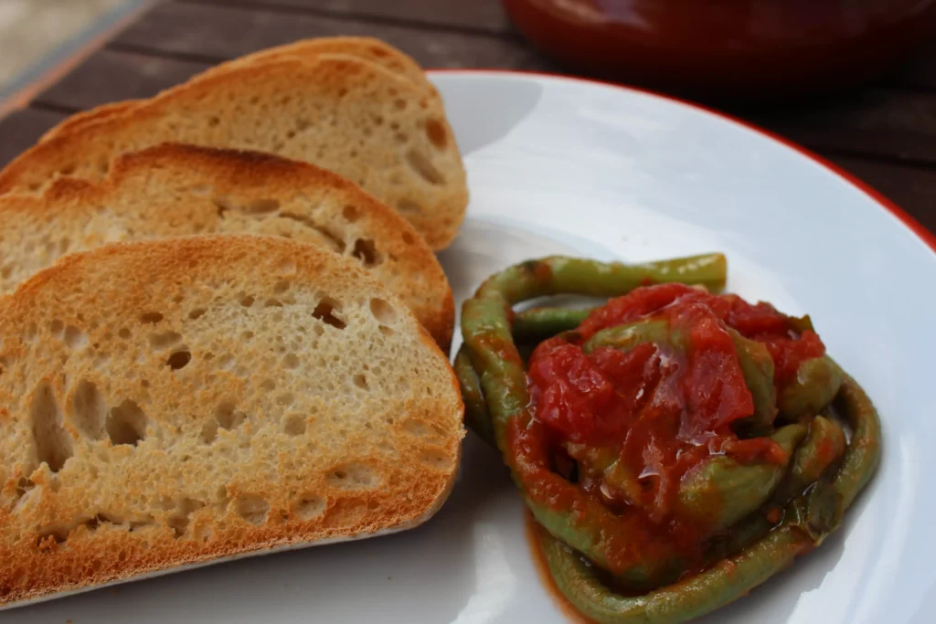 Fagiolini di Sant'Anna mit Weißbrot auf Teller